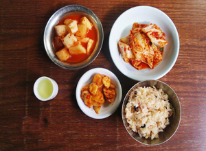 韩国美食明洞参鸡汤