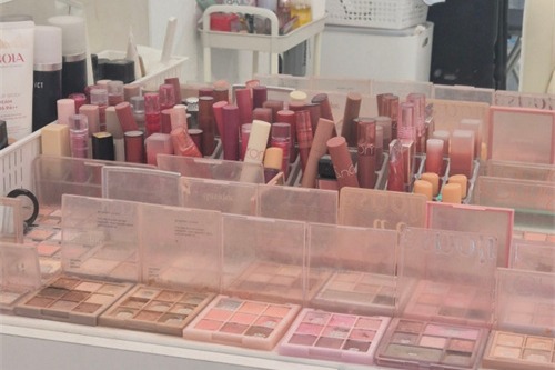 韩国MUPSY弘大店彩妆展示