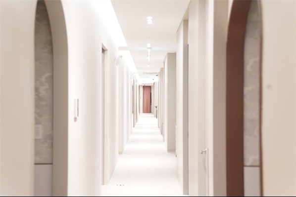 韩国jryn皮肤科釜山西面店走廊环境图