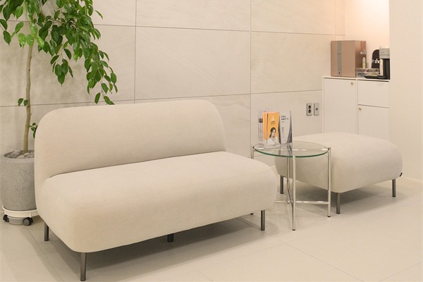 韩国清潭kamin皮肤科等待区