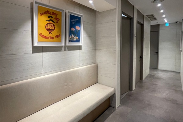 韩国桔艺菲Jfeel皮肤科弘大店等待区一角