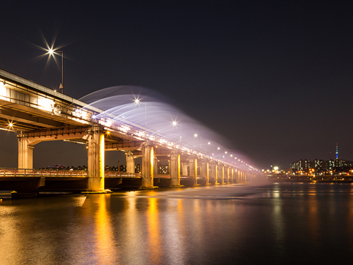 韩国首尔盘浦大桥夜景喷泉秀