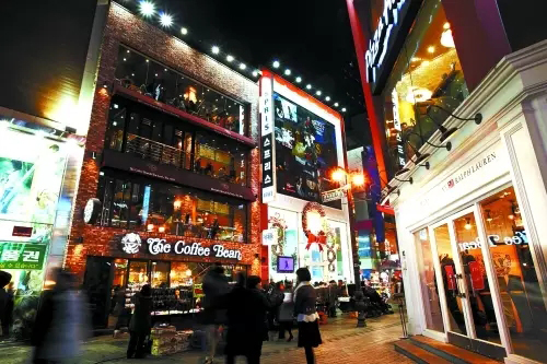 韩国明洞夜晚街景
