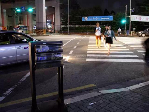 在韩国要遵守人行横道信号灯指示