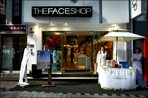 韩国The Face Shop化妆品店门口