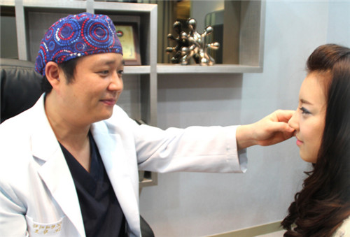 韩国现代美学双眼皮术前面诊