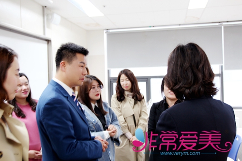 非常爱美CEO郑朝峰先生会后与研究生们探讨交流