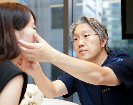 眼窝凹陷填充手术方法案例图曝光，危害后遗症深度分析！