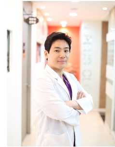 韩国nplus整形外科代表院长尹贤哲（尹贤者）照片