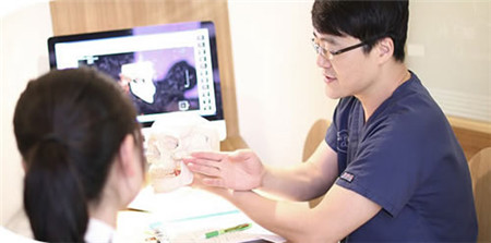 韩国丽温医院朴庭逸院长正在为求美者设计方案