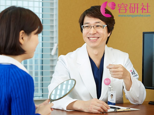 韩国id医院院长在为求美者进行面诊