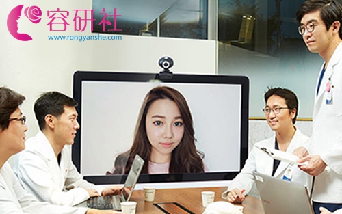 韩国id医院在为求美者的手术方案进行讨论