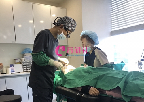 韩国纯真整形外科鼻综合手术进行中