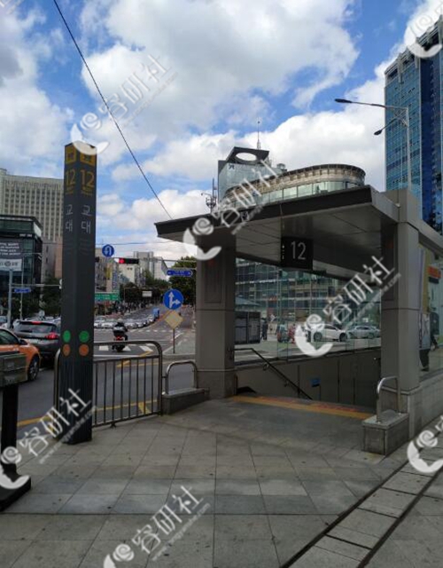 韩国365mc医院出了地铁口直行就到了