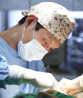 韩国麦恩整形外科李圣郁院长手术进行中