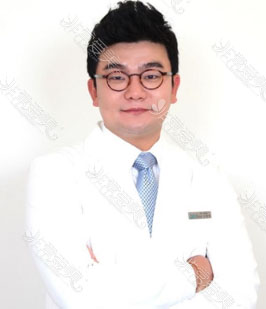 韩国颧骨手术医生照片