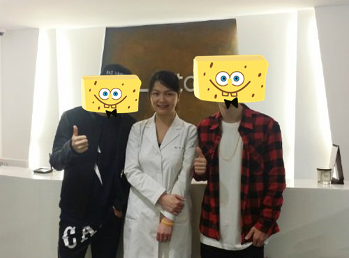 韩国安特丽李贤贞和UNIQ组合合影图