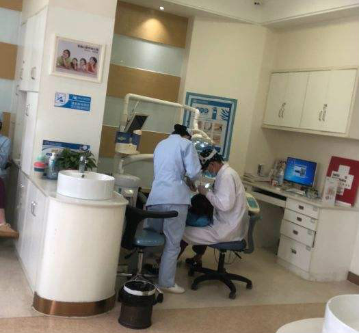 岳阳阳光口腔医院崔中佩医生正在对患者进行治疗