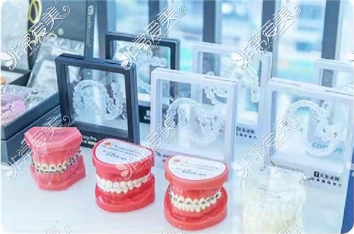 不同类型牙齿矫正器模型图