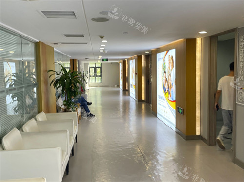 重慶福萊堡德品口腔走廊環(huán)境圖 重慶福萊堡德品口腔走廊環(huán)境圖