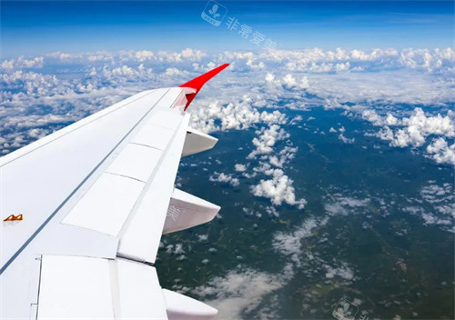 飛機在上空圖示