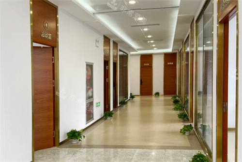 煙臺德韓口腔走廊環(huán)境圖 煙臺德韓口腔走廊環(huán)境圖