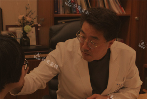 崔寓植院長(zhǎng)面診圖 崔寓植院長(zhǎng)面診圖