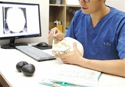 鄭成模正在講解手術(shù)方案 鄭成模正在講解手術(shù)方案