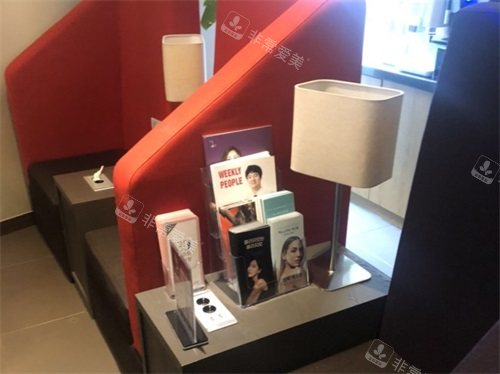 韓國(guó)綺林整形外科醫(yī)院休息區(qū)展示臺(tái)