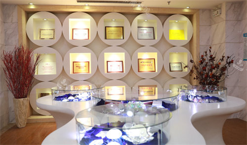 濟南海峽整形醫(yī)院榮譽墻展示圖 濟南海峽整形醫(yī)院榮譽墻展示圖