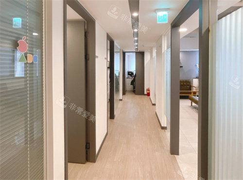 韓國普羅菲耳醫(yī)院走廊展示圖
