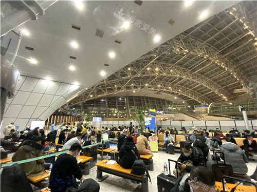 韩国机场隔离等待区环境