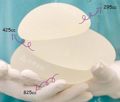 不同大小的隆胸假體