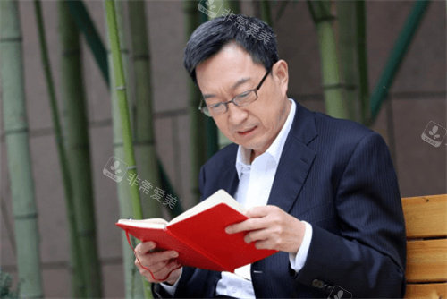 王志軍醫(yī)生個人形象照 王志軍醫(yī)生個人形象照