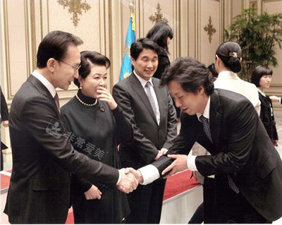 朴在雄被总统李明授予荣誉称号照片
