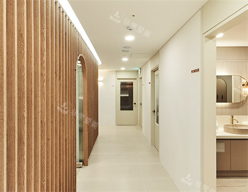 韩国DAYONE皮肤科洗手间走廊环境图