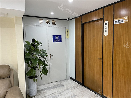 1701743031122268.jpg 成都蓉雅晶膚醫(yī)療美容手術(shù)室門口.jpg