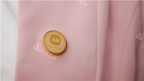 非常愛(ài)美服務(wù)人員胸針圖