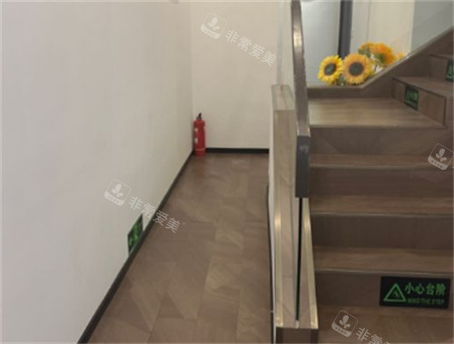 赤峰锦然医疗美容楼梯环境图