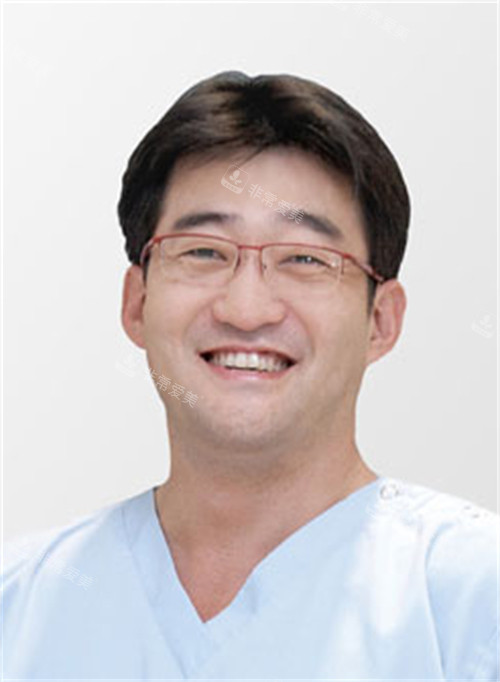 韓國德麗珍整形外科李碩埈醫(yī)生形象照