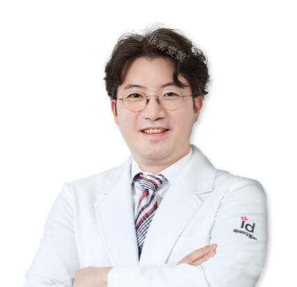 韩国ID整形外科权周容院长照片