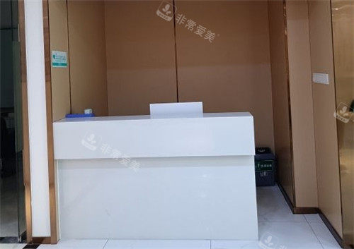 1708309180868858.jpg 貴陽(yáng)盛初植發(fā)醫(yī)院導(dǎo)醫(yī)臺(tái).jpg