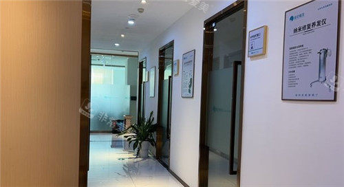 1708309183855605.jpg 貴陽(yáng)盛初植發(fā)醫(yī)院走廊.jpg