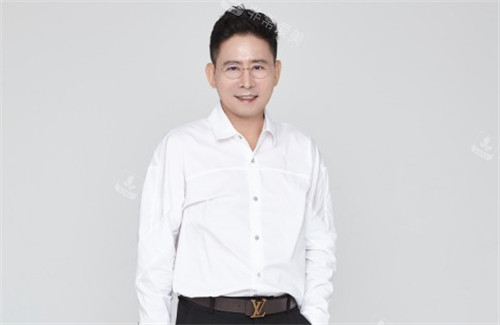 韓國(guó)好手藝整形尹虎珠院長(zhǎng)形象照