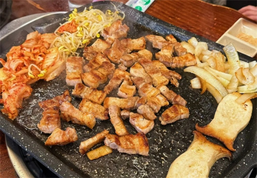 韩国烤肉店推荐!합정생고기김치찌개(合井生肉泡菜汤)黄油烤肉!一整个香迷糊了!