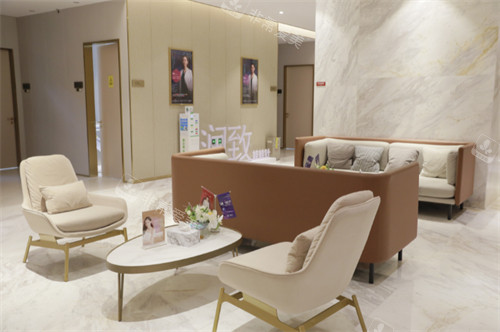 成都高新米兰柏羽走廊环境