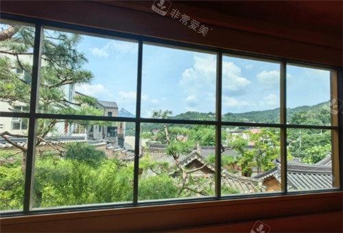 1712652576784737.jpg 韓國(guó)mistake民宿窗戶外景色.jpg