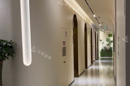 杭州维多丽亚整形口腔医院内部过道环境示意图
