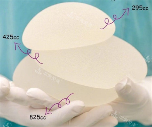 大小不同的隆胸假体