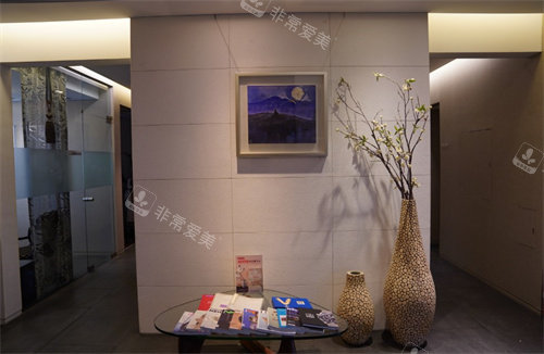 韓國三點(diǎn)麗皮膚科走廊